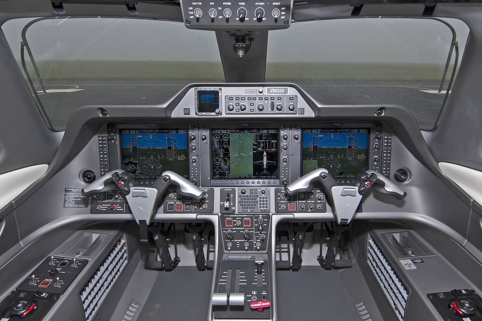 Cabina de aviónica — imagen: © Crown copyright / UK MOD, Open Government Licence v1.0